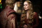 Jack Gleeson als Joffrey (l.), Lena Headey als Cersei Lannister (r.)