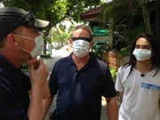 Schnell wird Toto (M.) und Harry (l.) bewusst, dass sich die Polizei in Thailand auch in brandgefährliche Gebiete vorwagen muss ...