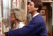 Angela (Judith Light, l.) und Tony (Tony Danza, r.) beobachten Jonathan, der im Garten mit seiner ersten "großen Liebe" spricht.