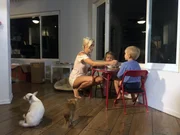 Oksana beim Abendessen mit ihren zwei Kindern Milan und Arielle.