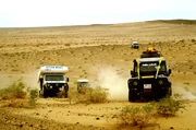 Kilometer um Kilometer bohren wir uns mit unseren Jeeps in den großen Erdteil hinein.
