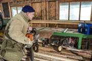 Toni (Roland Frey, li.) findet Andreas (Ralph Gassmann) früh morgens total verkatert im Sägewerk. Nach dem Streit mit Eva, hat er dort die Nacht verbracht.