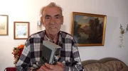Gerd Bedemann mit seiner Schmalfilmkamera.