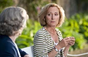 Virginia (Eleonore Weisgerber, r.) gesteht ihrer Schwiegermutter Violett (Eileen Atkins, l.), dass ihr alter Freund Conrad in der Gegend ist.