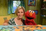 Elmo (re.) baut einen Turm mit Julias Hilfe (li.).