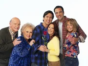 (Left to Right) Peter Boyle, Doris Roberts, Ray Romano, Patricia Heaton, Bradd Garrett, and Monica Horan of EVERYBODY LOVES RAYMOND.
Photo: Robert Voets/ CBS.
©2004 CBS BROADCASTING INC. ALL RIGHTS RESERVED.