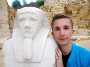 Eric Mayer im Steinbruch mit Statue des Pharaos Amenemhet III