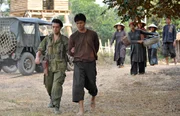 Pedro (Adrien Saint-Jore, li.) hat sich dem Soldatenleben in Indochina mit Pragmatismus angepasst, wozu auch Hinrichtung von Kriegsgefangenen gehört.