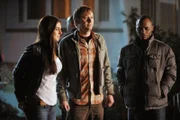 Erica (Serinda Swan), (Lloyd (Domenick Lambardozzi) und Shea (Malcolm Goodwin, re.)