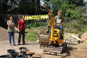 Baumaschinen-Wettkampf bei Checkpoint mit Charlaine, Tommy Scheel und Kenneth (v.l.n.r.)