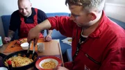 Kapitän Robert und Maschinist Thomas beim Essen in der Messe.