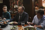 "Blue Bloods - Crime Scene New York", "Die moderne Pest." Die New Yorker Bürgermeisterin Dutton hat im Zuge ihrer Gefängnisreform faktisch die Einzelhaft abgeschafft. Frank hat mit den Folgen ihrer Entscheidungen zu kämpfen: An schweren Aufständen in den Haftanstalten scheinen auch die Wärter beteiligt zu sein. Danny und Baez ermitteln unterdessen in einem Mordfall an einer alleinerziehenden Mutter. Der getrennt lebende Vater der gemeinsamen drei Kinder ist in der Vergangenheit immer wieder als gewalttätig aufgefallen.Im Bild (v.li.): Sami Gayle (Nicky Reagan-Boyle), Donnie Wahlberg (Danny Reagan), Andrew Terraciano (Sean Reagan).