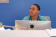 Gino Brown (Cameron J. Armstrong) informiert die Officers über den Zustand seines Patienten.