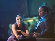 Zoe Morgan (Paige Turco) und Detective Fusco (Kevin Chapman)