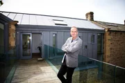 Kevin McCloud vor dem Haus von Stefan and Ania Lepkowski in Newcastle.