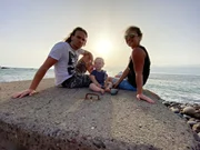Jenny und Christian Juraschek gehen mit Sohn Louis jeden Abend ans Meer.