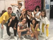In einer Musikakademie werden Louisa und Phillip (vorne) zu K-Pop- „Stars“.Â