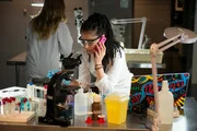 Cosima (Tatiana Maslany) erfährt die Wahrheit über die mysteriösen Delphine