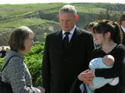 Portwenn versammelt sich, um Joan die letzte Ehre zu erweisen. Während Doc Martins (Martin Clunes, M.) Eltern nicht auftauchen, lernen er und Louisa (Caroline Catz, r.) Joans Schwester Ruth (Eileen Atkins, l.) kennen, die sich als ebenso übellaunig erweist wie ihr Neffe ...