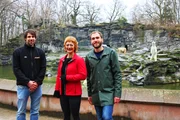 Dr. Florian Sicks (li.) ist Kurator des Tierparks Berlin. Zusammen mit den "X:enius"-Moderatoren Dörthe und Pierre geht er der Frage nach, wie das Leben eines Polarbären in Gefangenschaft aussieht.