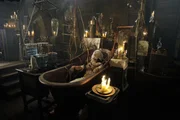 Auf einer Expedition am Nordpol rettet der Schiffskapitän Robert Walton den kranken Wissenschaftler Victor Frankenstein. Frankenstein erzählt ihm seine abenteuerliche Lebensgeschichte: Im Labor erschuf er einen riesigen, künstlichen Menschen. Erschrocken über sein Werk, floh Victor und überlies die Kreatur sich selbst. Kurz nachdem sein Bruder getötet wurde, stößt Frankenstein erneut auf das Monster. Der Wissenschaftler begreift, dass die Kreatur zum Mörder wurde. Eine turbulente Jagd mit überraschenden Wendungen nimmt ihren Lauf. "Frankenstein - Gehasst und gejagt" ist eine detailgetreue Adaption von Mary Shelleys Romanvorlage.