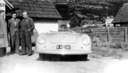 Ferdinand Porsche und sein Sohn Ferry mit dem ersten Nachkriegswagen.