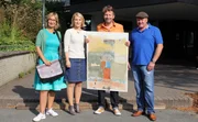 Moderatorin Susan Link (2.v.l.) und Antik- und Trödelexperte Markus Siepmann (r) sind gespannt. Wer hat den wertvolleren Gegenstand ertauscht und gewinnt "Das Tausch-Duell" in Dortmund? Thorsten Schorn oder Yvonne Willicks?