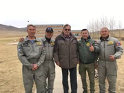 Tragschrauber-Flug. Protagonist Lothar (M.) mit den Piloten des Nisleg-Center/Mongolei.
