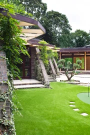 Das Haus von Kayo und Chris in South Hertfordshire, England