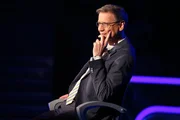 Millionär oder Pechvogel? Bei _Wer wird Millionär?_ bewegen sich die Kandidaten stets in einem nervenaufreibenden Spagat zwischen Millionengewinn und Totalabsturz. Moderator Günther Jauch schafft es aus jedem Spiel einen Krimi oder wahlweise auch mal eine Komödie zu machen. Deutschlands beliebtester Moderator reagiert dabei auf jeden seiner Kandidaten unvorhersehbar und individuell. Die einstündigen Doku _Wer wird Millionär _ das Phänomen_ zeigt jetzt die verrücktesten Szenen, die größten Gewinner und die peinlichsten Verlierer.