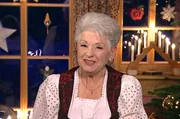 In der gemütlichen Hutzenstube im Lebenswerkstatthof in Mildenau bei Annaberg Buchholz begrüßt Marianne Martin wieder Gäste, denen das Erzgebirge und seine weihnachtlichen Traditionen sehr am Herzen liegen.