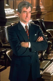 Der Stell. Staatsanwalt Jack McCoy (Sam Waterston) versucht in einem Mordprozess den verdrehten Ehrgeiz eines Vaters anzuprangern, dessen Sohn etwas verwirklichen sollte, was er selbst nie zu leisten im Stande war.