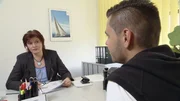 Sascha will einen Antrag auf Hartz IV stellen und täuscht dafür vor das Luisa ihn gefeuert hat...Sascha will einen Antrag auf Hartz IV stellen und täuscht dafür vor das Luisa ihn gefeuert hat...