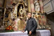 Als sich Tom Brauer (Lasse Myhr) in der Kirche umschaut, wird er von einem Geräusch aufgeschreckt.