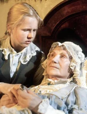 Die sterbende Tante erzählt Janna (Agnieszka Kruk) ein Geheimnis.