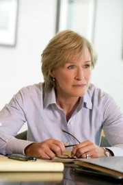 Patty Hewes (Glenn Close) erhält eine Bombendrohung. Zur gleichen Zeit entwickelt sich der Frobisher-Fall negativ für sie: Der Milliardär wird des illegalen Aktienhandels beschuldigt, doch Patty hat keine brauchbaren Beweise ...