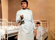 Dr. Leonhard Sommer (Roy Black) wundert sich, dass er auf einmal so viele Kinder auf seiner Station hat.
