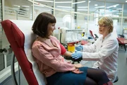 „Xenius“-Moderatorin Emilie bei der Blutabnahme mit Dr. Elvira Edel (re.): Der Hämoglobin-Schnelltest sagt zwar aus, dass man ausreichend mit Eisen versorgt ist, kann aber keine Angaben über den exakten Eisengehalt im Blut machen.