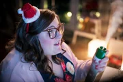 Yvonne (Giulia Becker) ist ganz angetan vom Duft ihres Raumsprays.