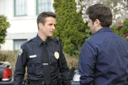 Shawn (James Roday, r.) konfrontiert Officer Reynolds (Joey McIntyre) mit seinem Verdacht, dass es sich bei ihm um "Der Mantis" handelt.