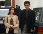 Wenn Piper (Holly Marie Combs, l.) doch nur wüsste, wie sie Mark Choa (John Cho, r.) helfen kann. Er ist ein Geist und weiß, dass seine Leiche bald beerdigt werden muss ...