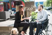 Tobias (Patrick Müller) wird mit Evas (Claudelle Deckert) Überlegungen konfrontiert, ihn in der Kanzlei durch einen anderen Partner zu ersetzen.
