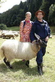 WDR Fernsehen MIT BOCK DURCHS LAND, "Folge 4 Hilfsschäfer-Duo Moschner & Naujoks trifft auf Neubauer & Kelly", am Mittwoch (10.06.15) um 21:00 Uhr.
Isabel Moschner (l) und Ingo Naujoks (r) begleiten Wanderschäfer Maik Randolph auf dem anstrengenden Marsch durchs Sauerland. Dabei treffen sie später noch auf Christine Neubauer und Joey Kelly, die die beiden beim Leiten der Schafe durch Wohngebiete unterstützen.