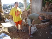 Der schwererziehbare Jason (l.) soll beim Bau eines sozialen Treffpunktes in der Favela Morro do Estado, einem der ärmsten Viertel Rio de Janeiros, helfen. Gejammer lässt der Coach Christian Görisch (r.) nicht durchgehen ...