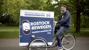 Bürgermeisterkandidat Claus Madsen im Wahlkampf auf seinem Lastenfahrrad. Wie gewinnt der Underdog die Herzen der Rostocker?