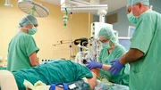 „Tief ein- und ausatmen“, beschwört Ketevan Rukhadze (2.v.re.) ihren Patienten. Seine Augenlider flattern, bevor sie zufallen. Der Leistenbruch soll heute behoben werden. Für die Vollnarkose ist sie zuständig.