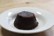 Hugh bereitet den perfekten Nachtisch zu: Schoko-Kuchen mit Backpflaumen und Calvados