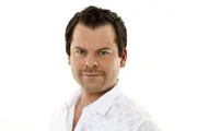 Ingo Appelt, aufgewachsen in Unterfranken, begrüßt die Zuschauer als Moderator und Kabarettist. Bekannt ist er für seine scharfe Zunge und seinen bissigen Witz.