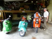 François (li.) trifft auf Manfred (re.), der alle verbleibenden Motorroller einer Marke aus der ehemaligen DDR sammelt und restauriert.