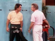 Tony (Tony Danza, l.) streitet sich mit seinem Golfpartner Lowell Michaels (Nicholas Coster, r.).